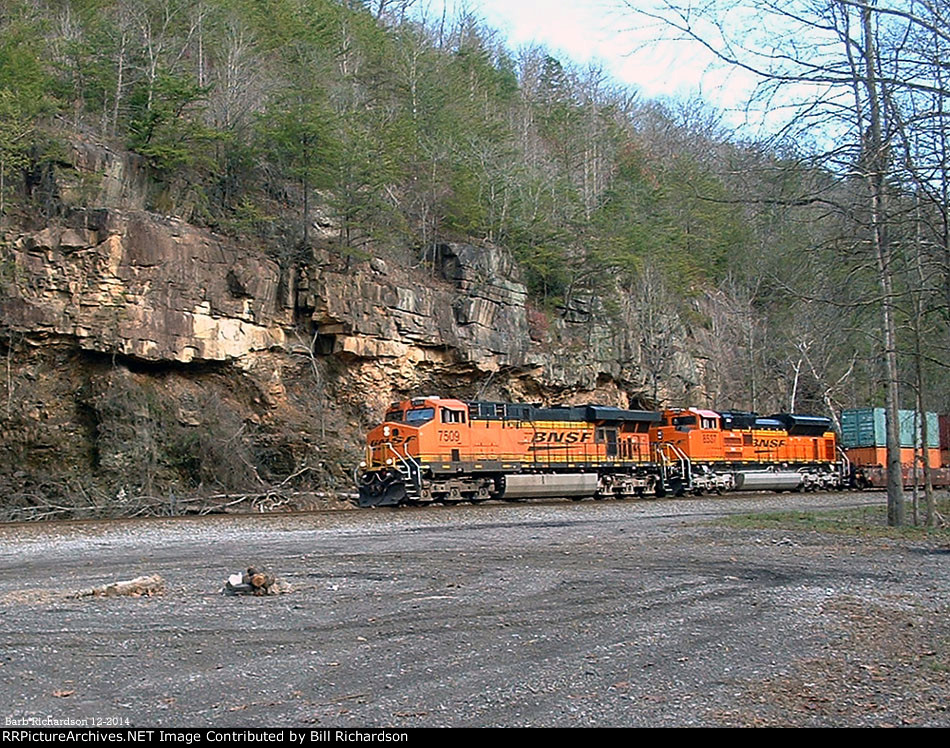 BNSF 7509 and BNSF 8537 at Nemo tunnel